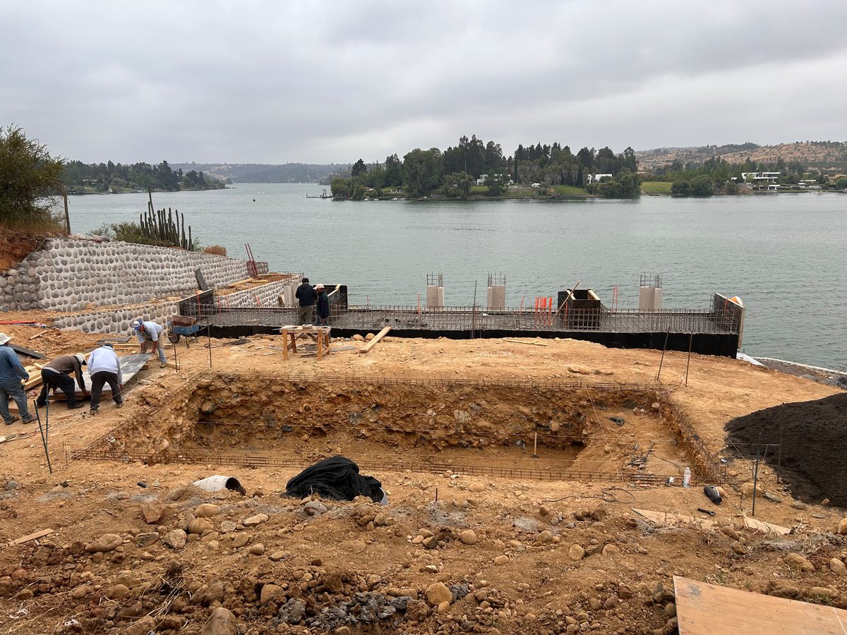 Excavación inicial de un proyecto de piscina junto a un lago