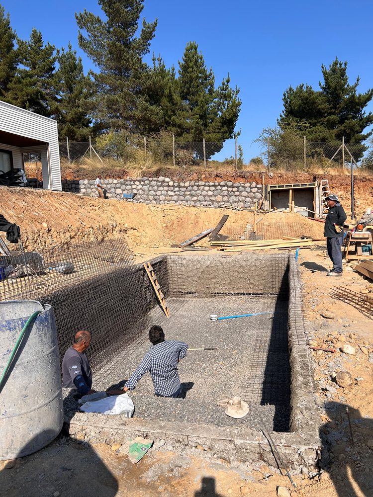 Construcción de piscina en etapa de obra gruesa, con muros de bloque