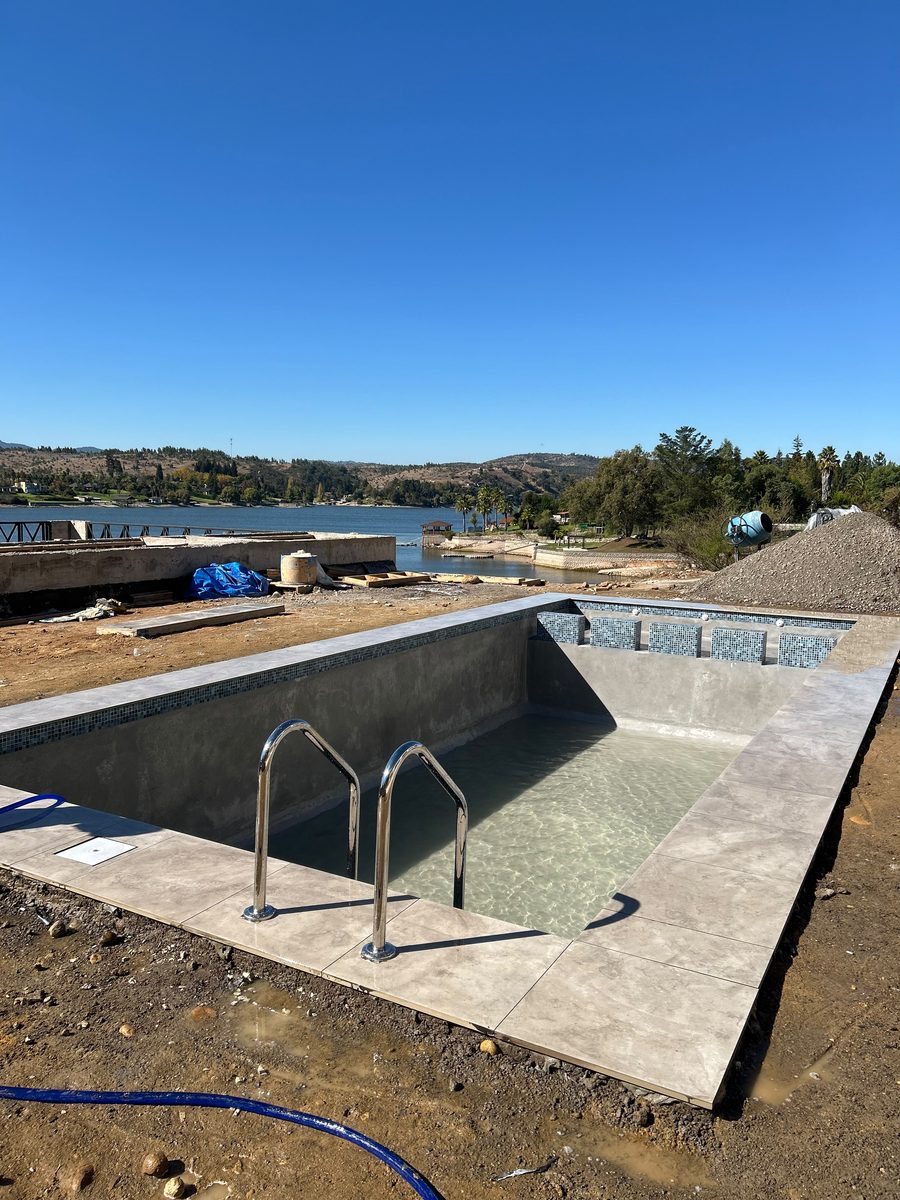 Estructura de la misma piscina ya construida, lista para su terminación
