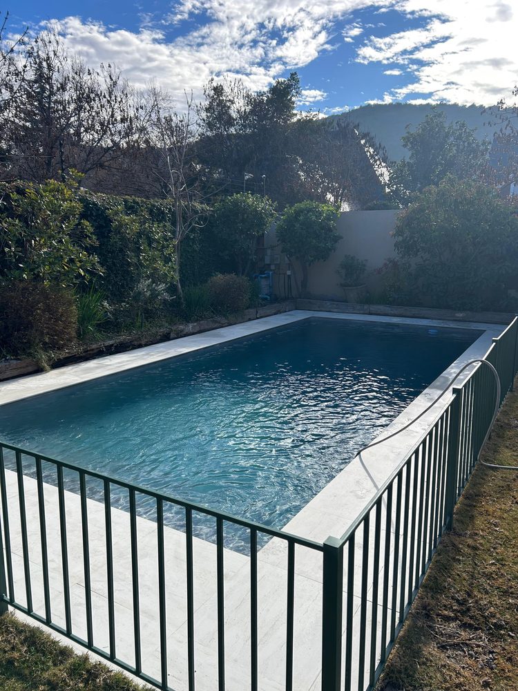 Piscina terminada con vista a la cordillera