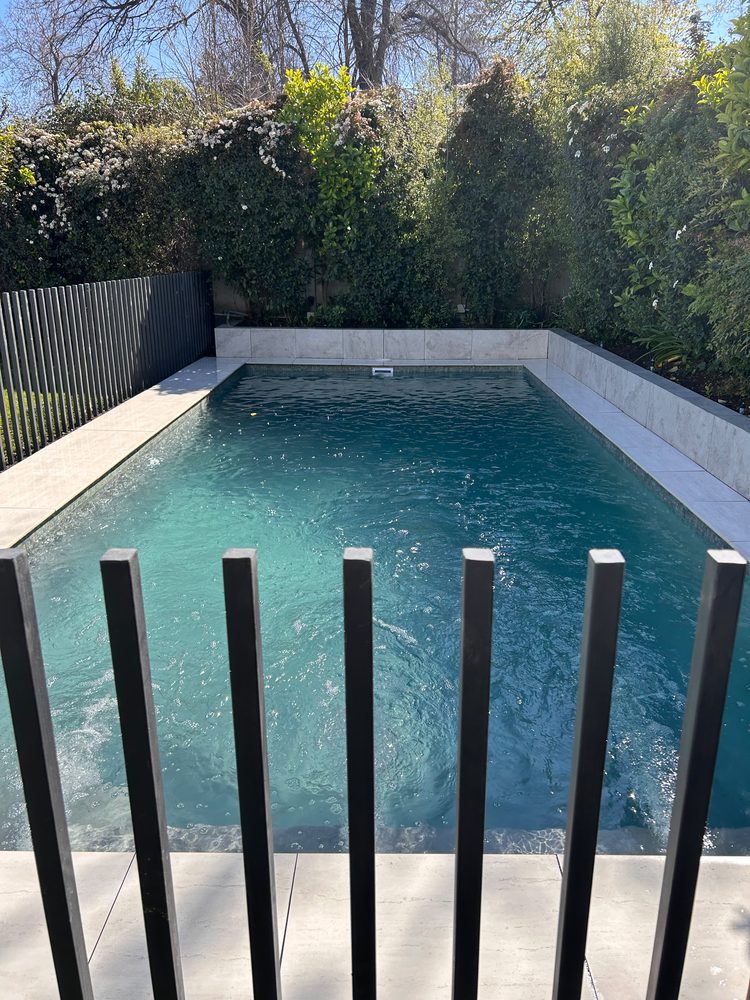 Piscina terminada con reja perimetral negra