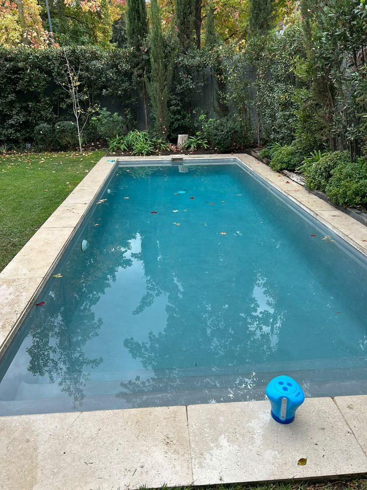 Piscina terminada rodeada de jardín amplio