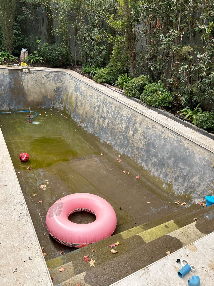 Piscina en proceso de vaciado y limpieza durante un servicio de mantención